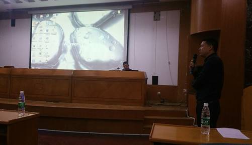 图为陈望学老师作总结发言