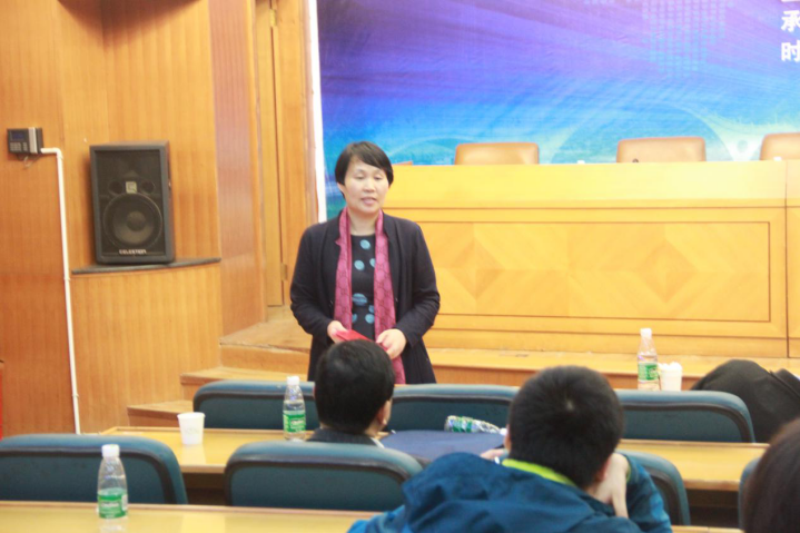 (图为谢资清理事长致闭幕词)