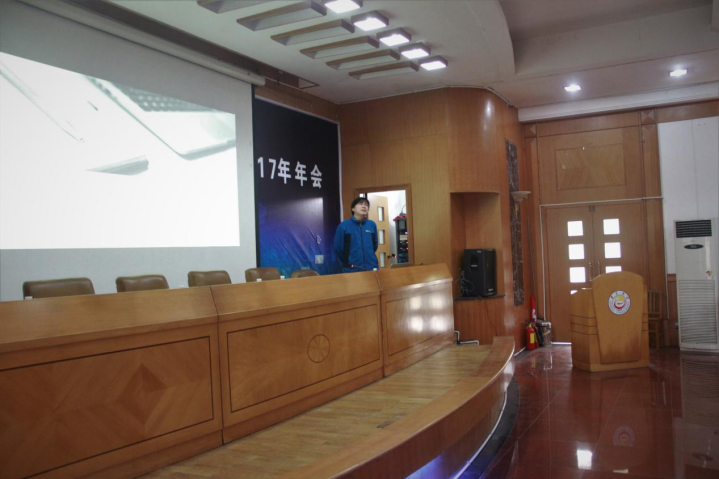 (图为北京大学文再文教授进行最优化与大数据分析报告)