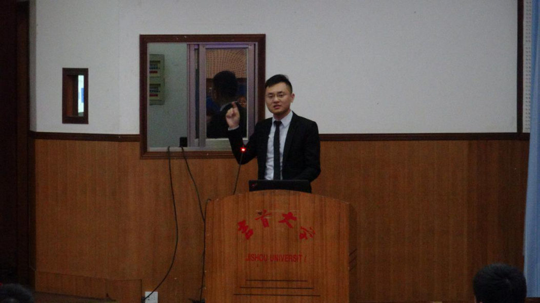 (图为大有期货研究所负责人陈阁演讲)