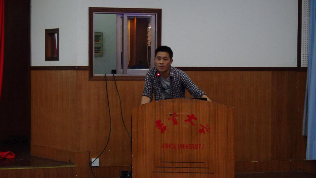 (图为张勇老师作总结)