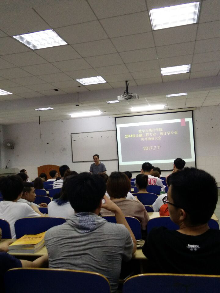 图为:莫宏敏副院长讲话