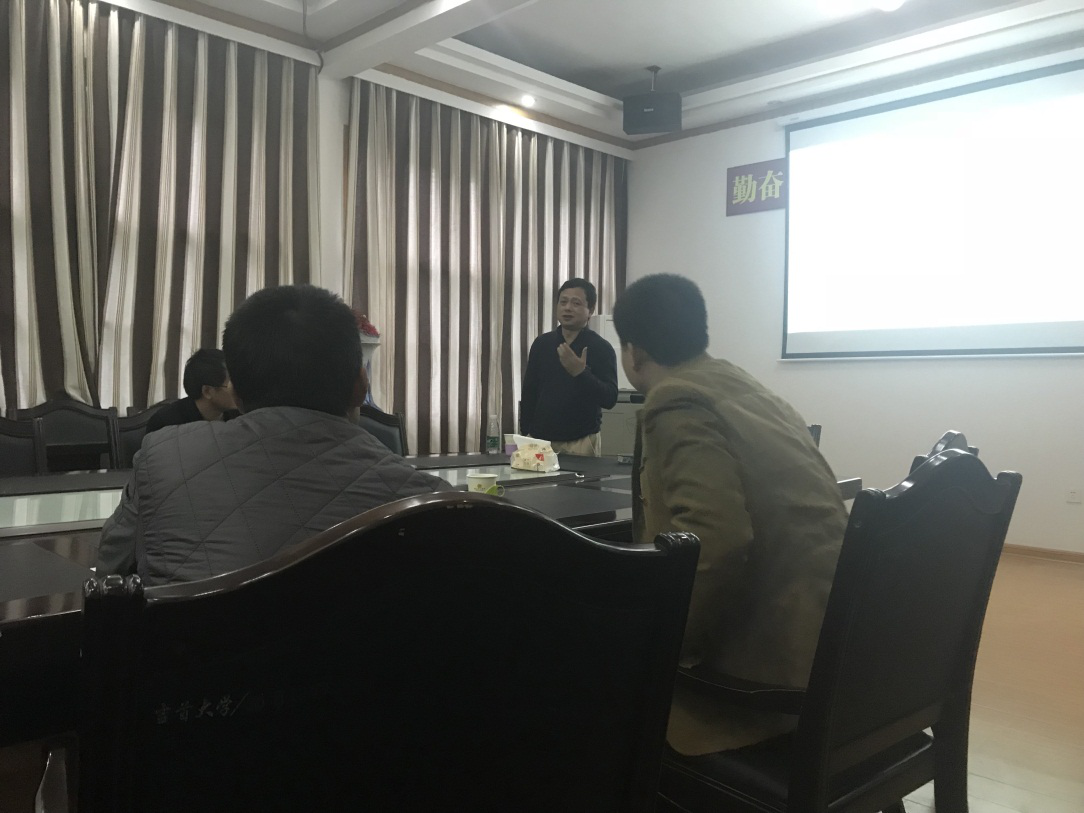 图为向淑晃教授作学术讲座