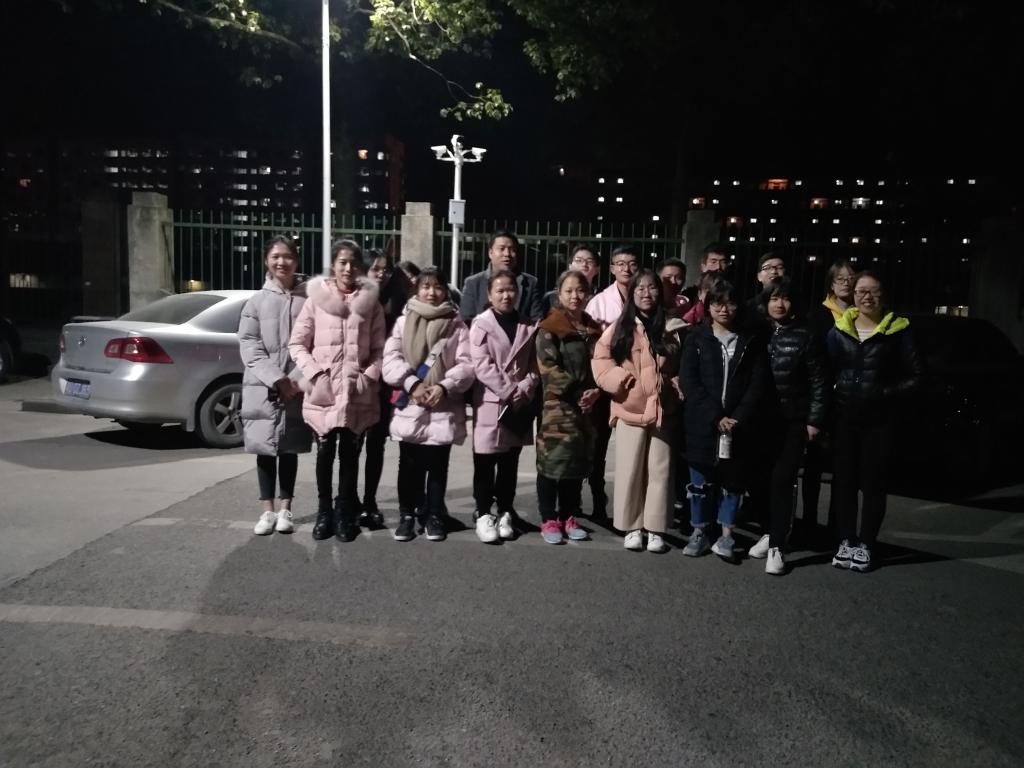 图为陈望学老师和工作室骨干